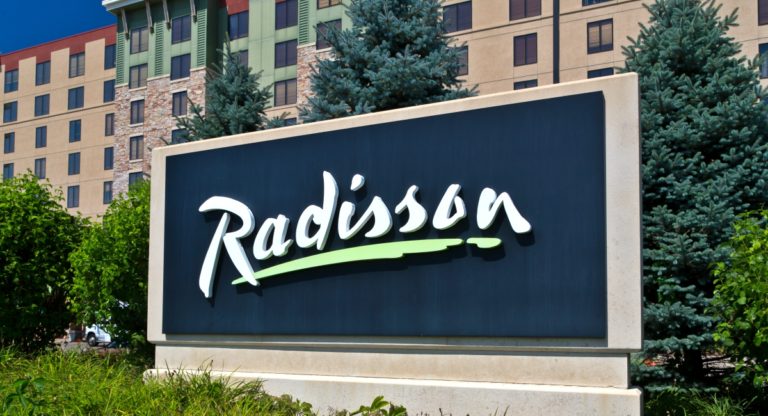 radisson hotel sign